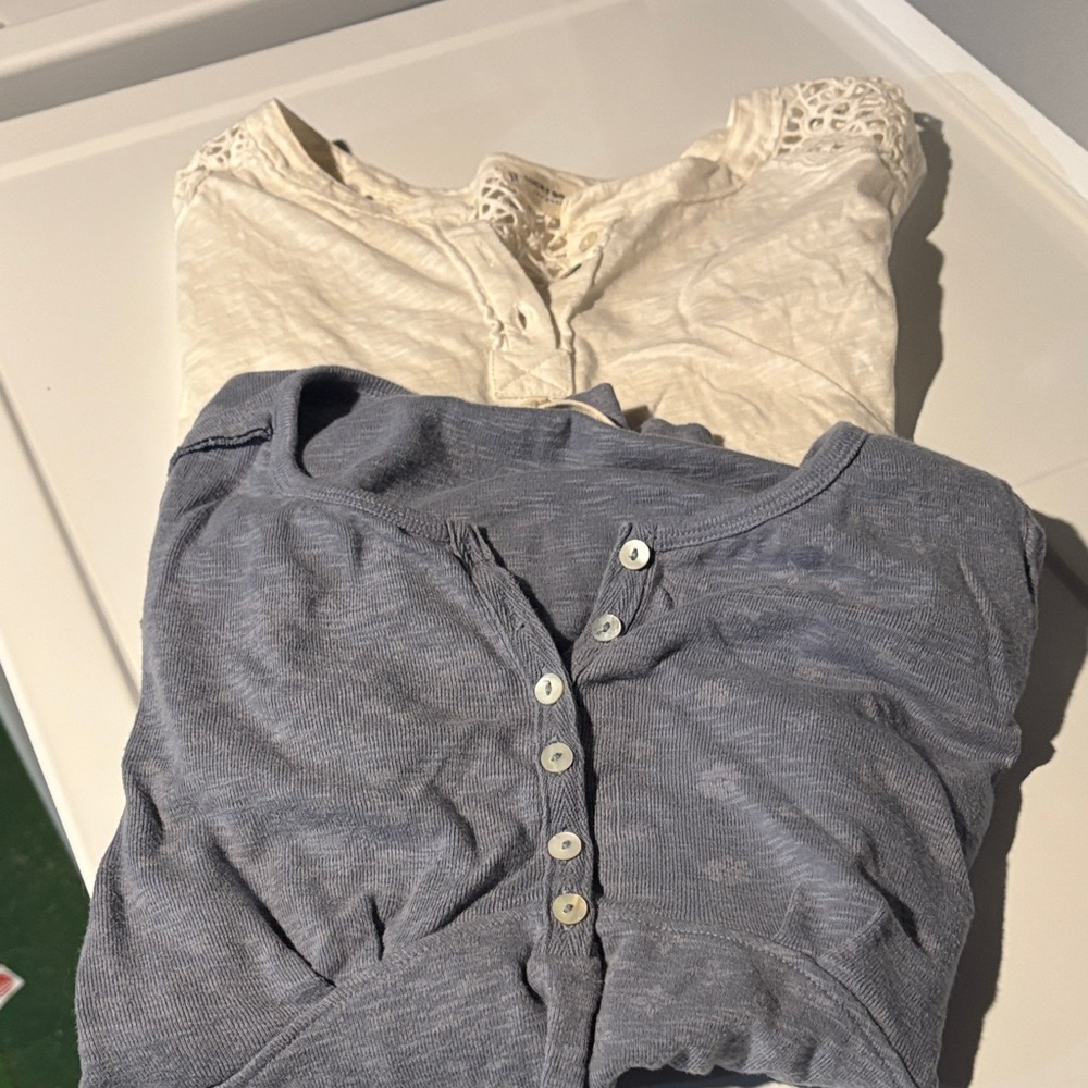 Lucky brand Set of Two Women's Knit Henley Tops in Light Gray-Blue and Cream